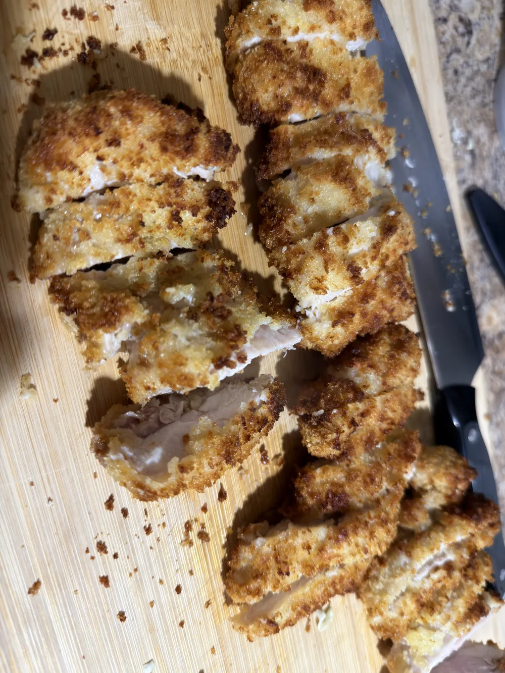 Pollo katsu dorado y cortado en tiras